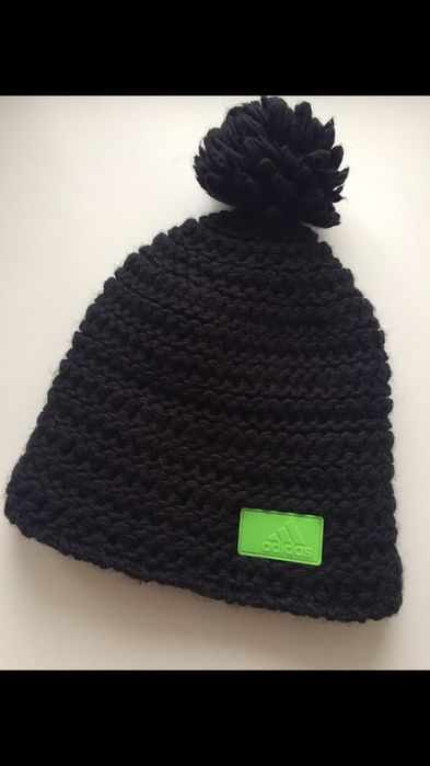 Продам шапку Адидас с помпоном, серия унисекс