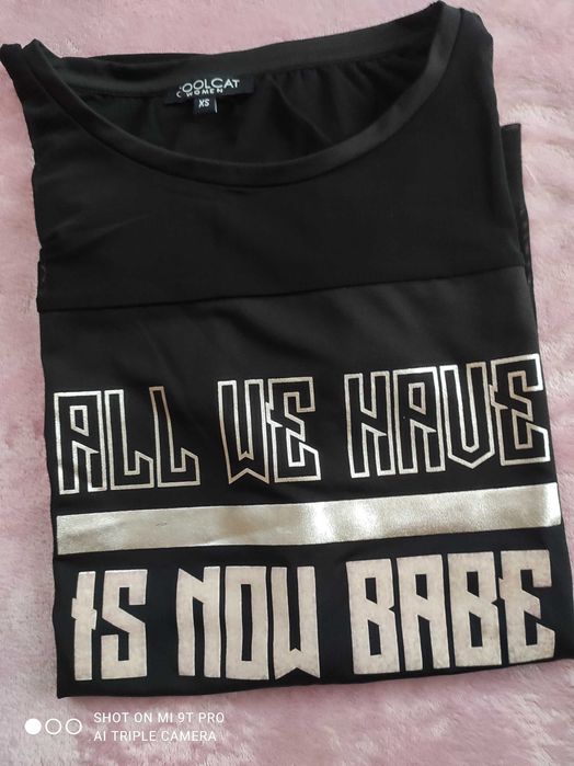 Тениски с надпис и блестящи елементи