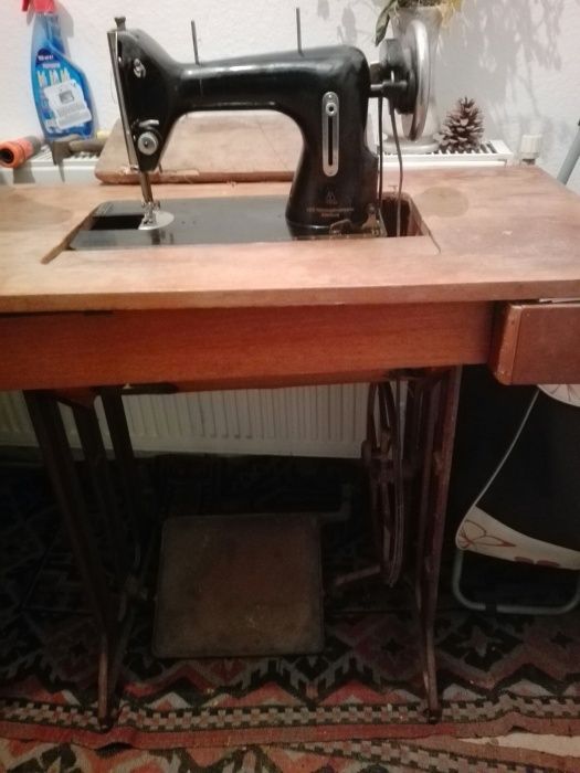 Ръчна- крачна шевна машина"Кьолер"- Ретро