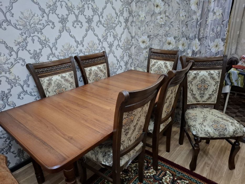 Стол со стульями