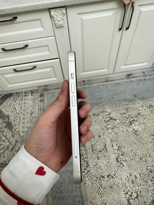 iPhone 13 128 гб белого цвета