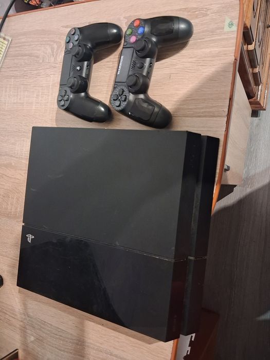 PS4 aproape nou plus două jocuri la alegere incluse