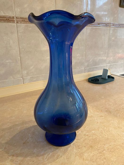 Винтидж ваза от кобалтово синьо стъкло
