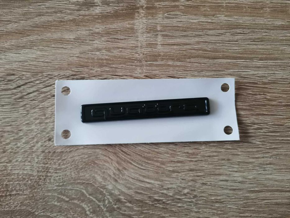 Audi Quattro черен гланц малък размер емблема