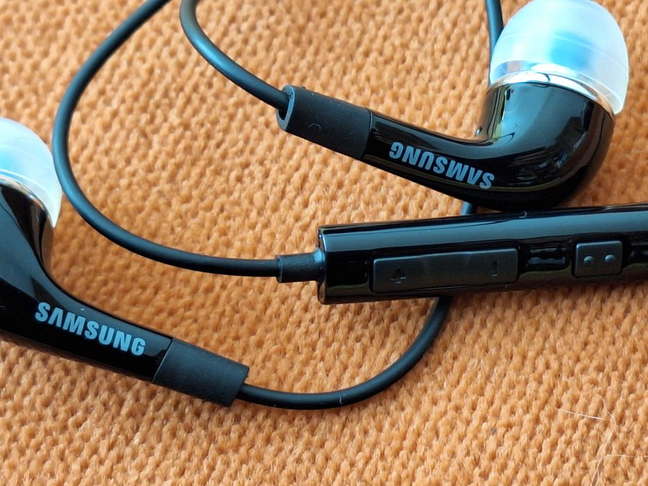 Căști hands free cu fir,  noi,  Samsung In-Ear EO-EG920 de culoare neagră, echipate cu conector Jack de 3.5 mm, microfon și telecomandă pe fir