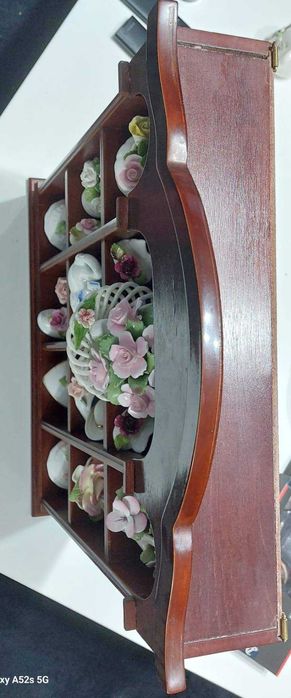 Dulapior vintage cu portelanuri in miniatura