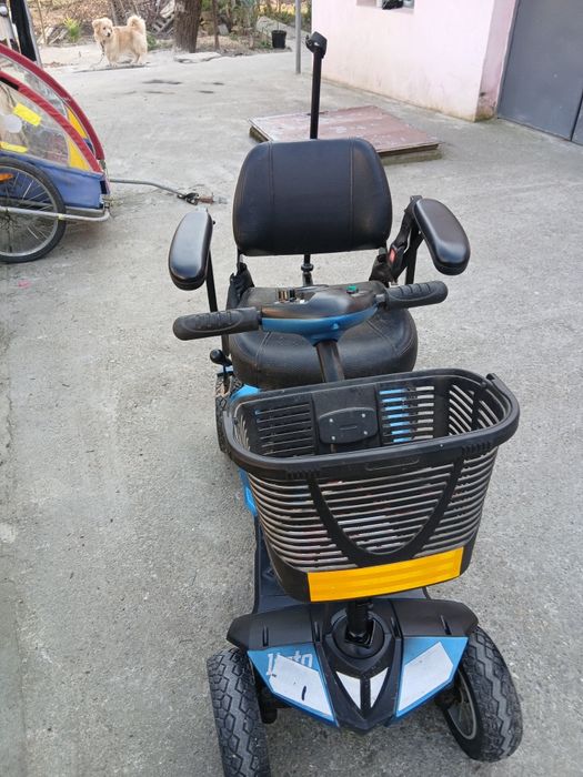 Scuter electric cu 4 roți  pentru persoane cu handicap