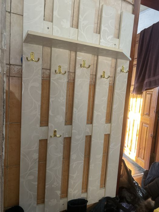 Вешалка белая с золотыми крючками