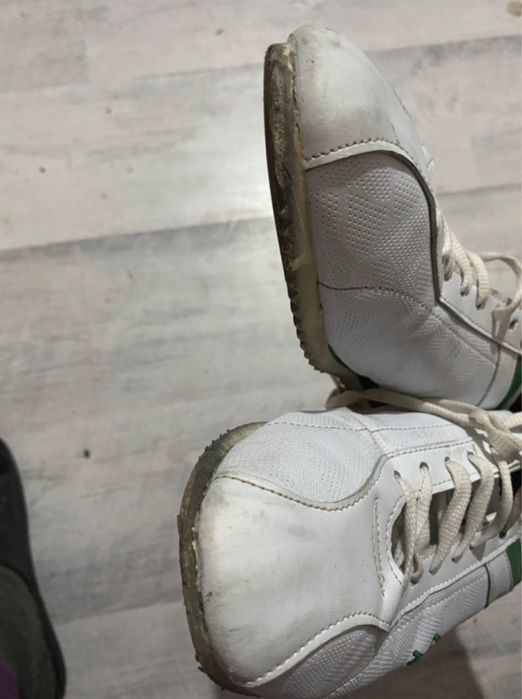 Adidasi sau pantofi sport