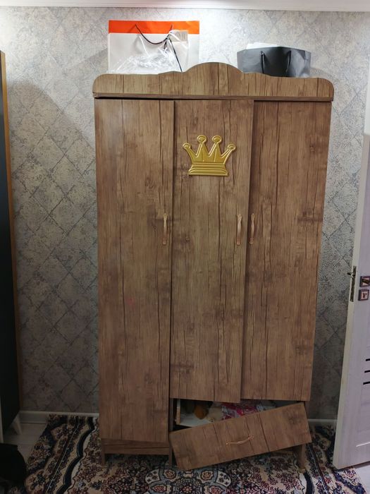 Detskiy kravat shkafi bilan srochna sotiladi