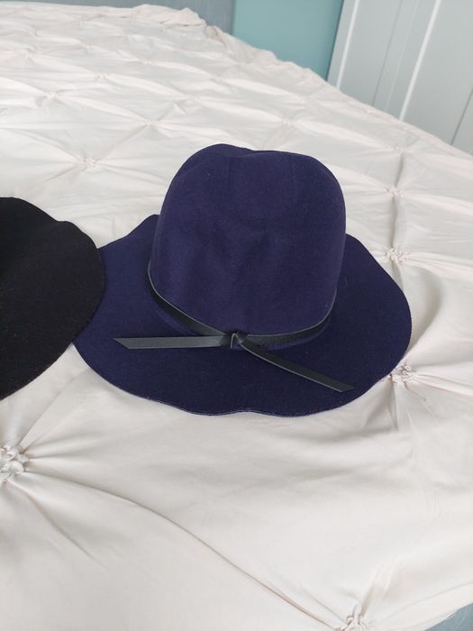 Есенни шапки черна и синя