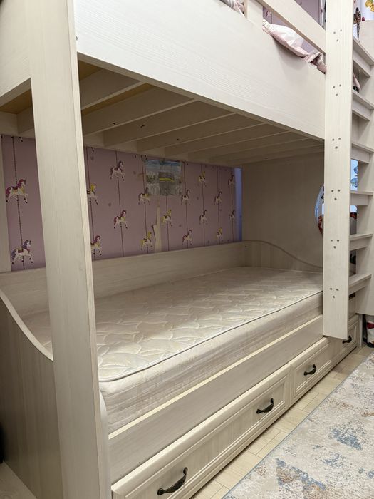 Двухъярусная кровать