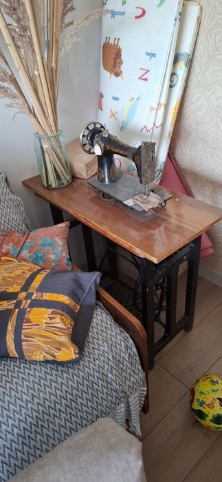 Швейная машинка Подольск с ножками и педалью