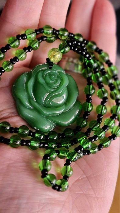 Роза от нефрит. Колие с нефритена висулка.