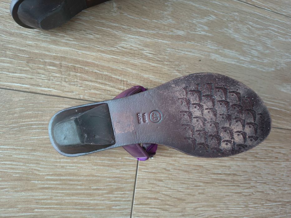Vând slapi cu talpa din piele