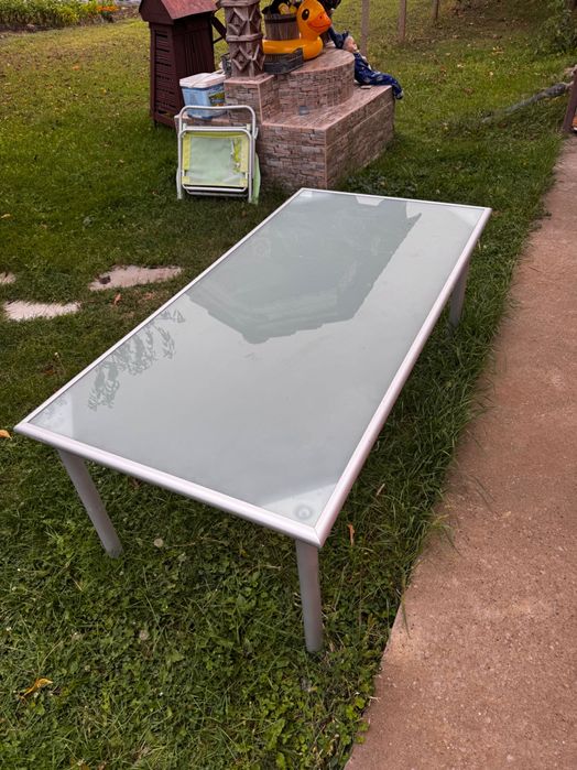 Дървени и стъклини маси