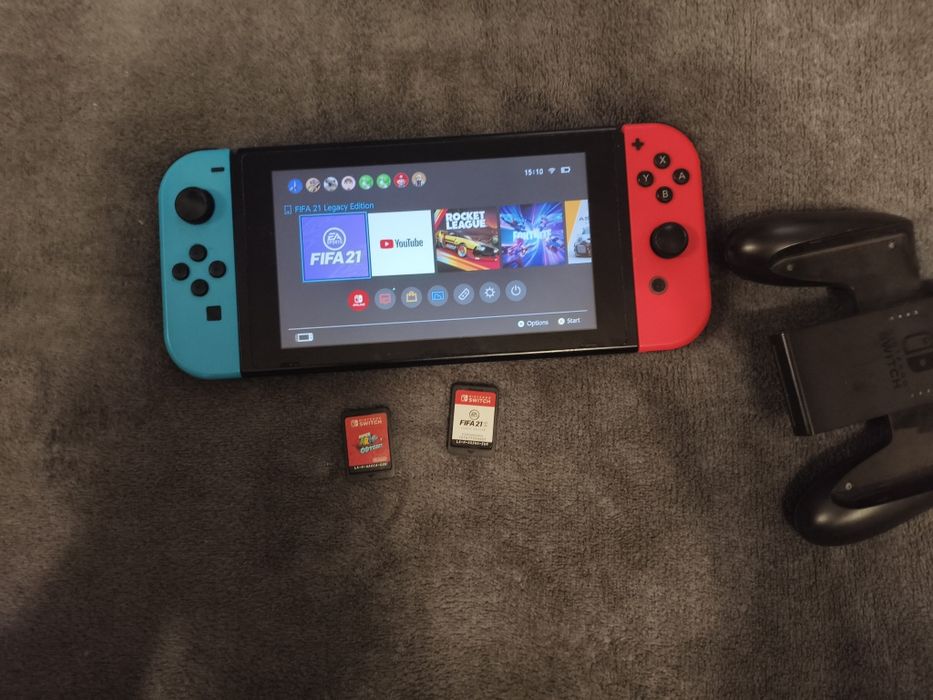 Nintendo Switch + Joy-Con roșu funcțional / Joy-Con albastru defect