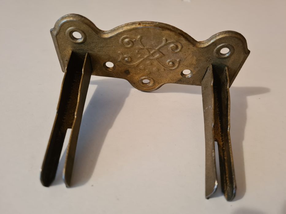 Suport/Consolă veche  metalică ceas pendul+cutii vechi românești