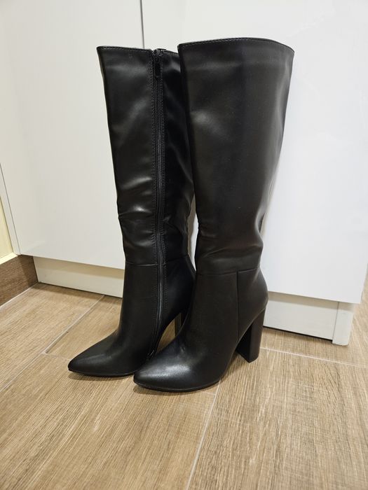 Елегантни черни кожени ботуши 36 номер. Чисто нови.