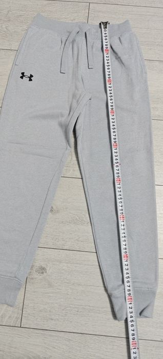Pantaloni de trening  Underarmour, mărimea 10-11 ani