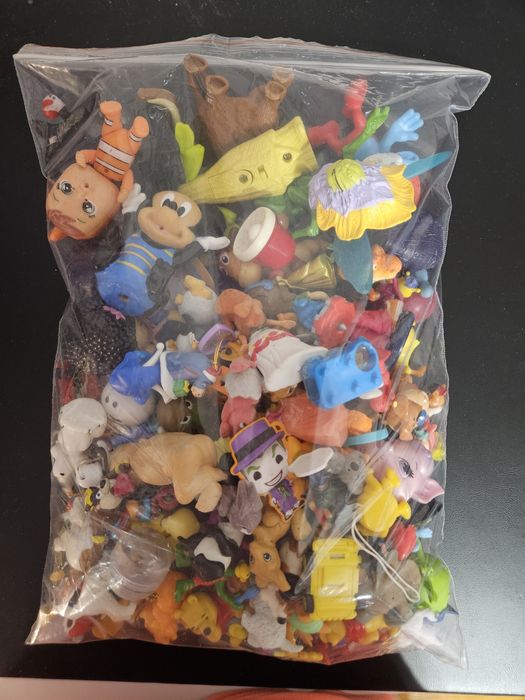 Различни видове играчки в плик и без плик