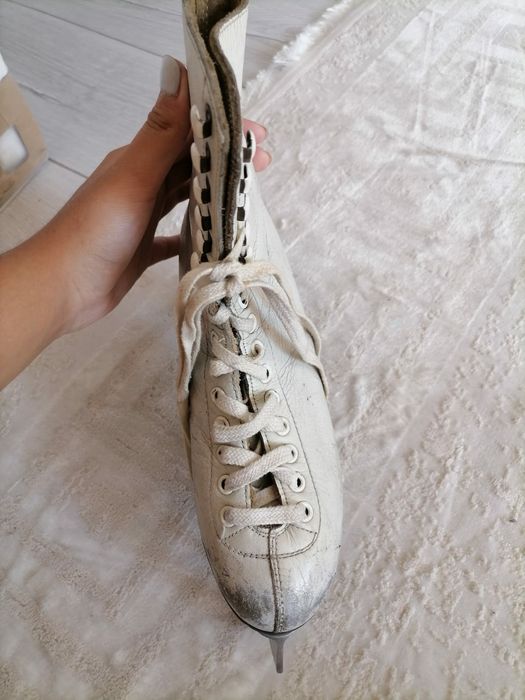 Продаю женские коньки