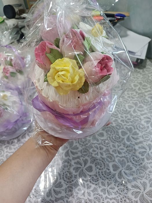 Продаются куличи ,оформленные зефирными цветами.