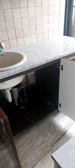 Mobilă bucătărie completă (corpuri sus + jos + blat + chiuvetă+baterie) – stare bună