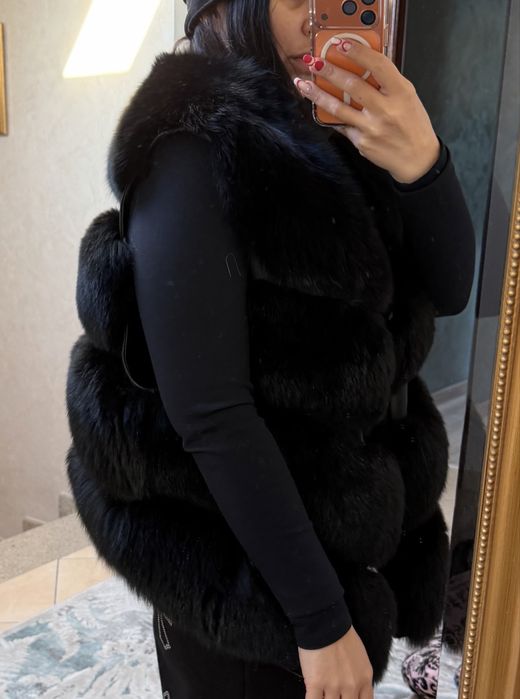 Vesta neagra de blana purtata
