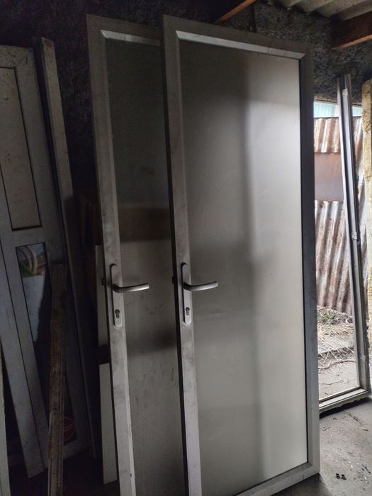 Пластиковые двери.