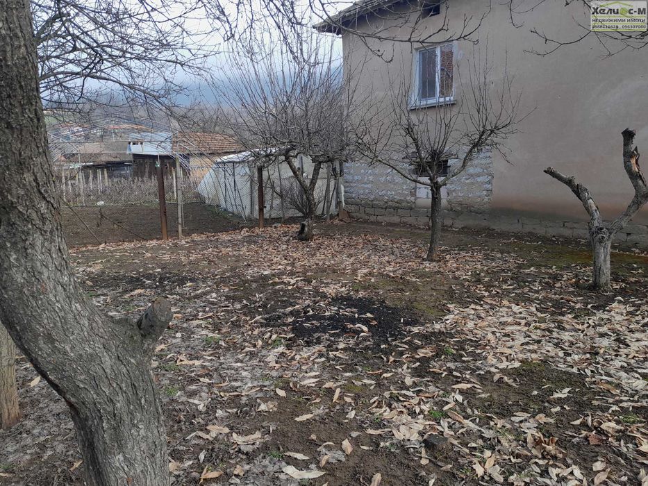 Къща с двор в с.Николово на 4 км. от гр.Монтана