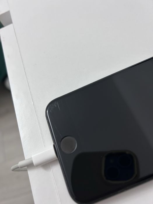 Vând Iphone SE 2020