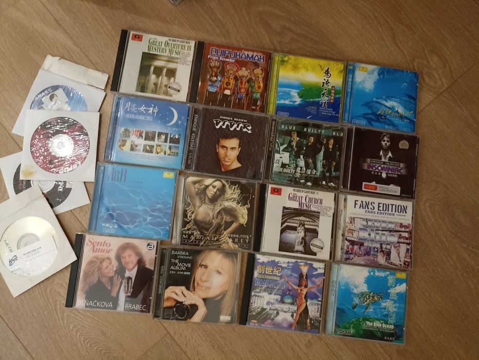 Очень много дисков. Фильмы. Музыка