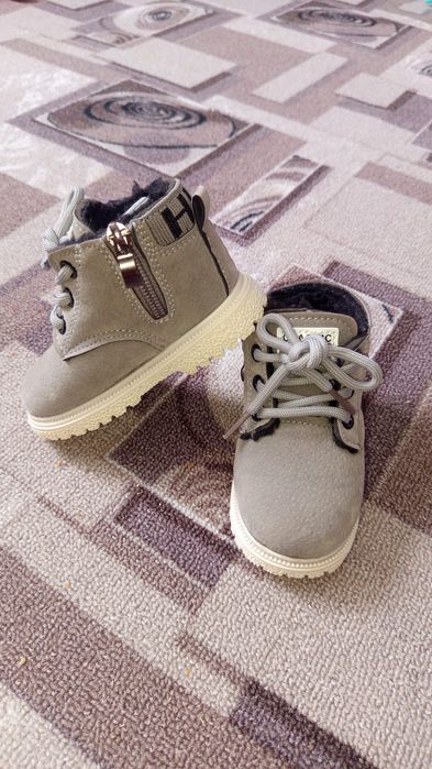 продам детские ботинки