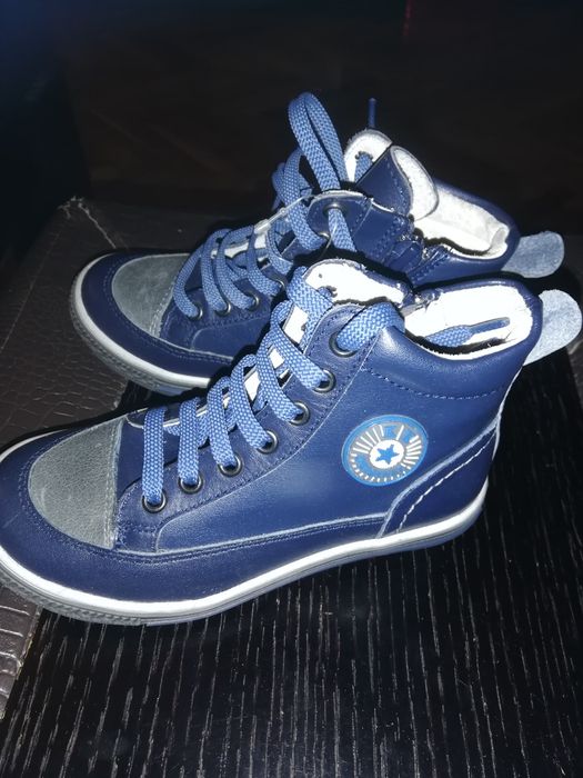 Чисто нови естествена кожа кецове КиК отговарят на 27 номер