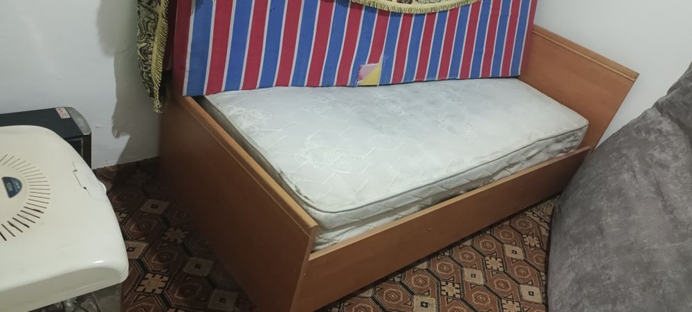 Продам мебель стол кровать.