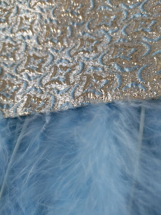 Рокля в златист и светло син цвят с пера