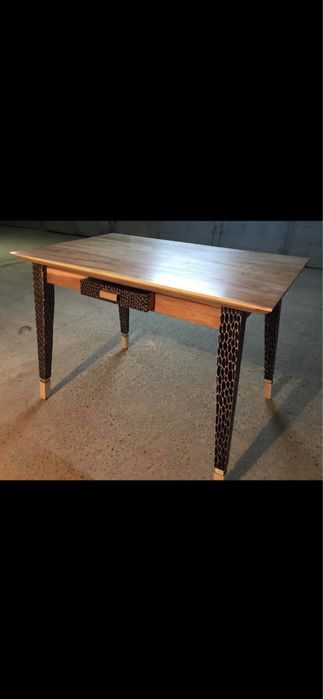 Барный стол из массива карагача с вырезными ножками