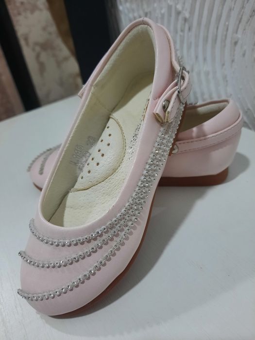 Продам туфли новые для девочек. Летние сандалии.