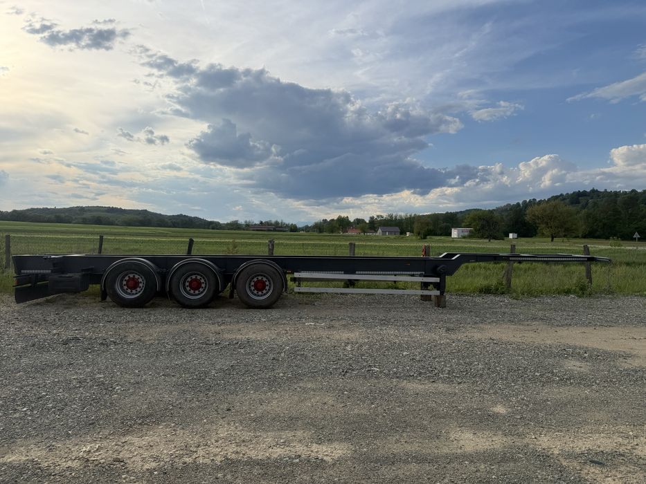 Vand / inchiriez semiremorca HRD transport containere 40” - 45”, 2003, axe BPW discuri, greutate proprie 4100 kg