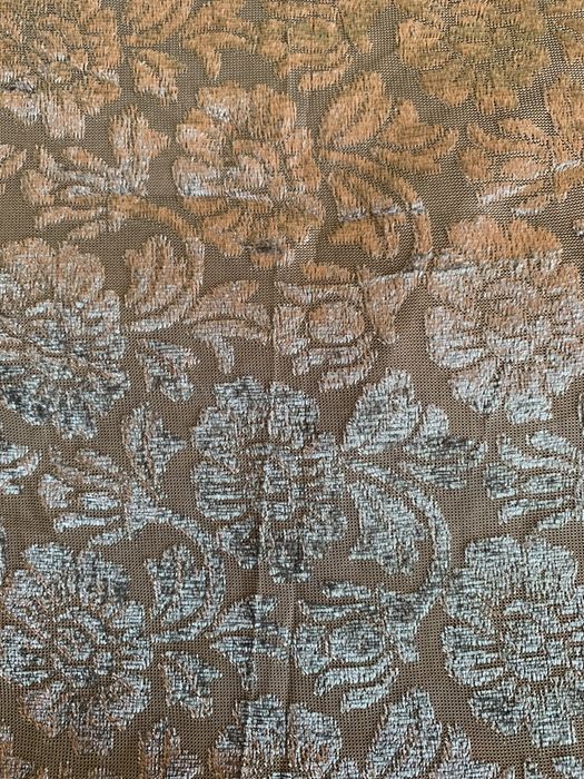 Отрезы ткани из бархата.