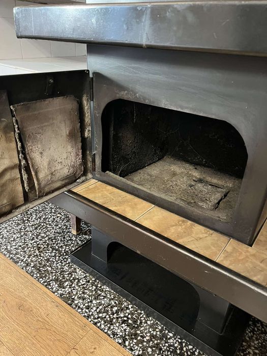 Българска камина на твърдо гориво.