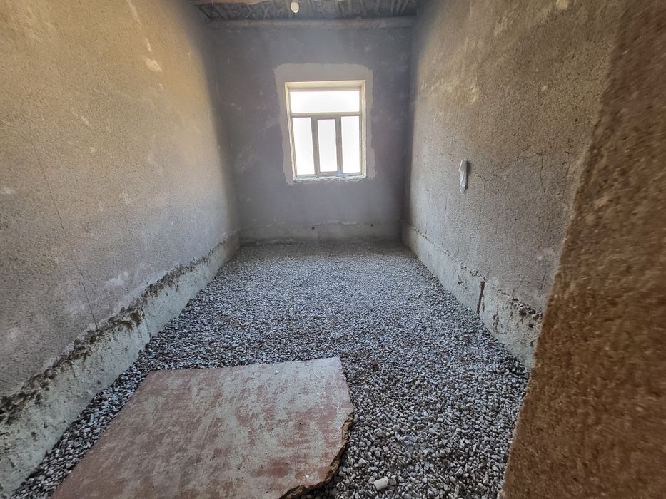 Срочна. Курилиши тугалланмаган ховли. Зилол.