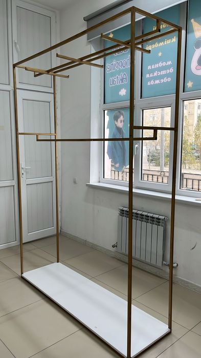 Вешалки, стеллажи.