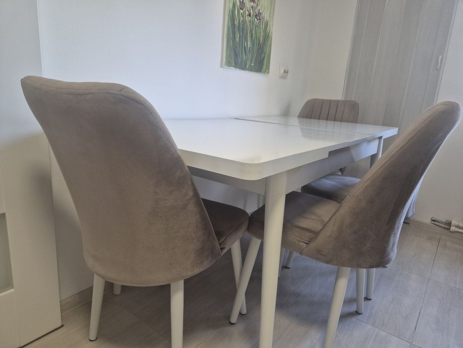 Vând masa MDF alb lucios +scaune beige