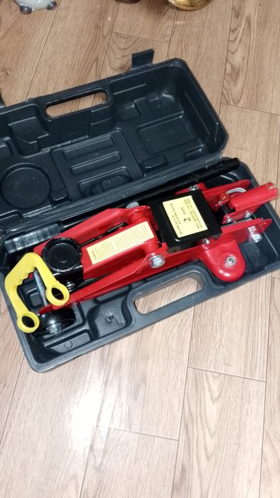 Продам домкрат 2 тонник