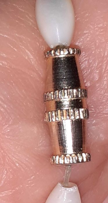 Бусы разнообразного стиля и заколка