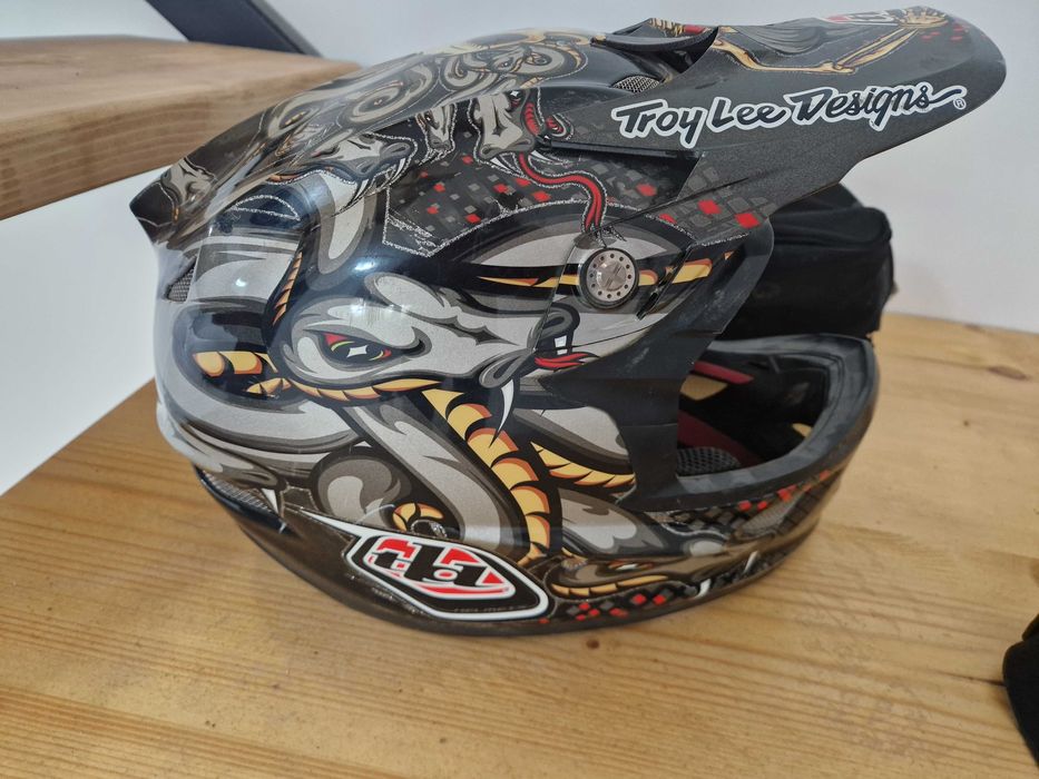 Карбонова каска за мотокрос