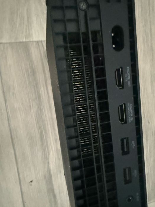 Продам X box one x,не работает.