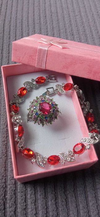 Дамски, сребърен комплект-гривна и ланец  В кутия. 3 различни модели